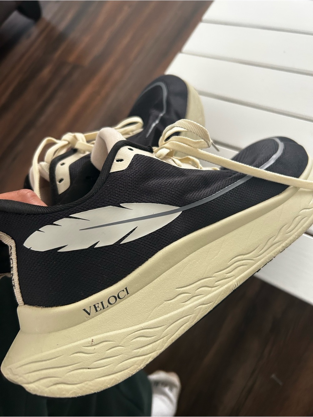 Veloci Men’s Black and Cream Feather-Accent Running Shoe